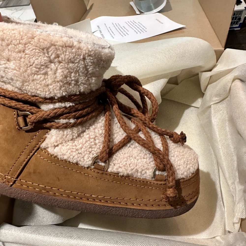 Inuikii NWT shearling boots 38